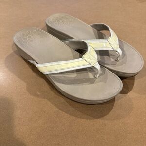 Vionic Cream and Gray Sandals with Textured Footbed